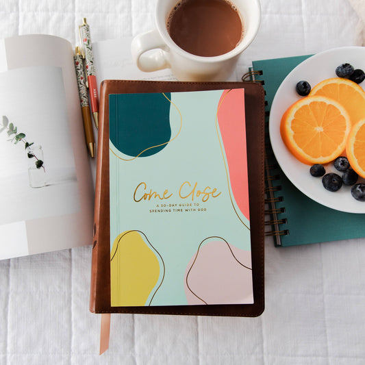 The Daily Grace Co - Come Close: A 30-Day Guide to Spending Time with God